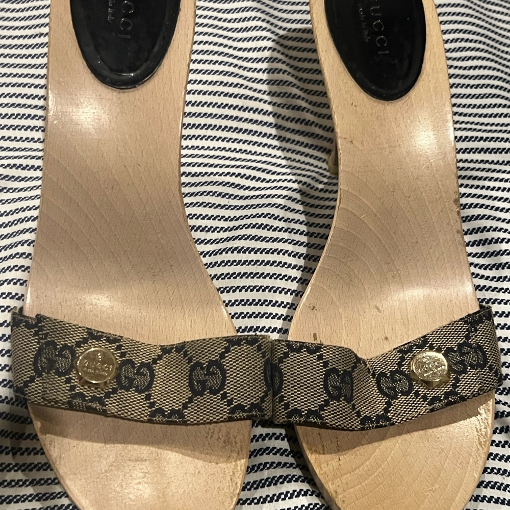 Gucci Tan Mules with Open Toe and Monogram Strap
